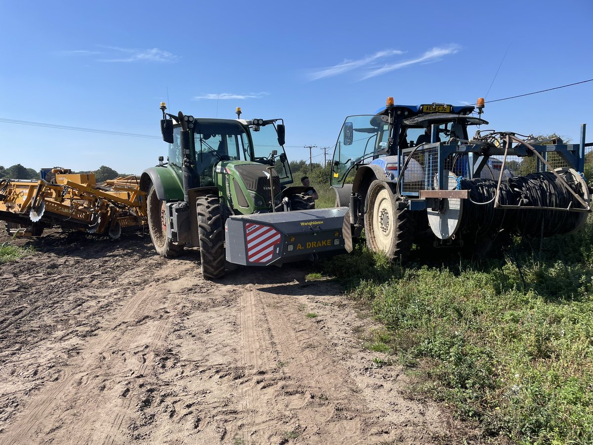 JimScarratt's tweet photo. One harvest finish’s and another one starts 🧅 🧅 Topping, drip tape removal and hoovering out @MoultonBulb @WrootWater #brownonion #fasto https://t.co/Txcp89MGpO
