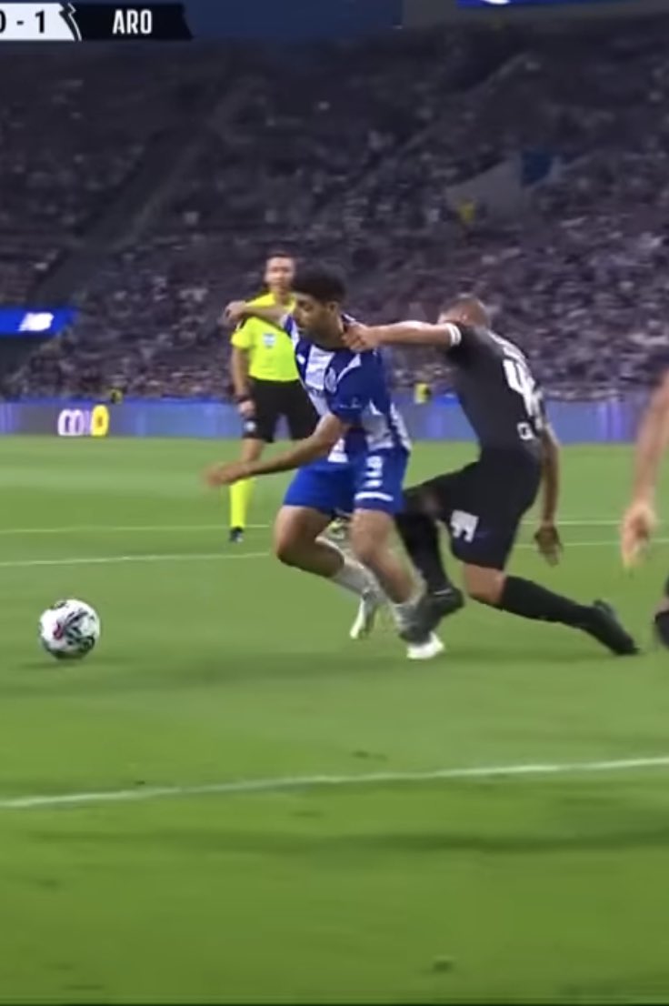 Todos sabemos que a sinceridade não é o forte de alguns que por aqui pairam. Mas dizer que neste lance não há falta do jogador no Arouca, só pode ser ou por falta de conhecimento das regras do futebol, ou por desonestidade. 

Também sabemos que o taremi, de forma muito