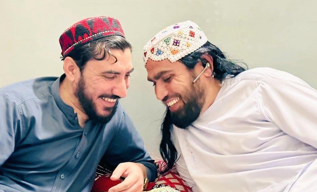 Pashteenidrees1's tweet photo. آج صبح 04 بجے کراچی کے علاقے منگوپیر سلطان آباد تھانے والوں نے پی ٹی ایم کراچی کے ساتھی قاضی طاہر محسود گو گھر سے اٹھایا ہے لیکن وہاں کی مقامی پولیس کہہ رہی ہے کہ قاضی طاہر ہمارے ساتھ نہیں ہے ۔
پی ٹی ایم کراچی نے انتظامیہ کو آج شام 07 بجے کی ڈیڈ لائن دی ہے اور اگر اس دو��ان انکو بازیاب نہ کیا گیا تو متعلقہ تھانے کے سامنے دھرنہ دیا جائے گا ۔
#ReleaseQaziTahir