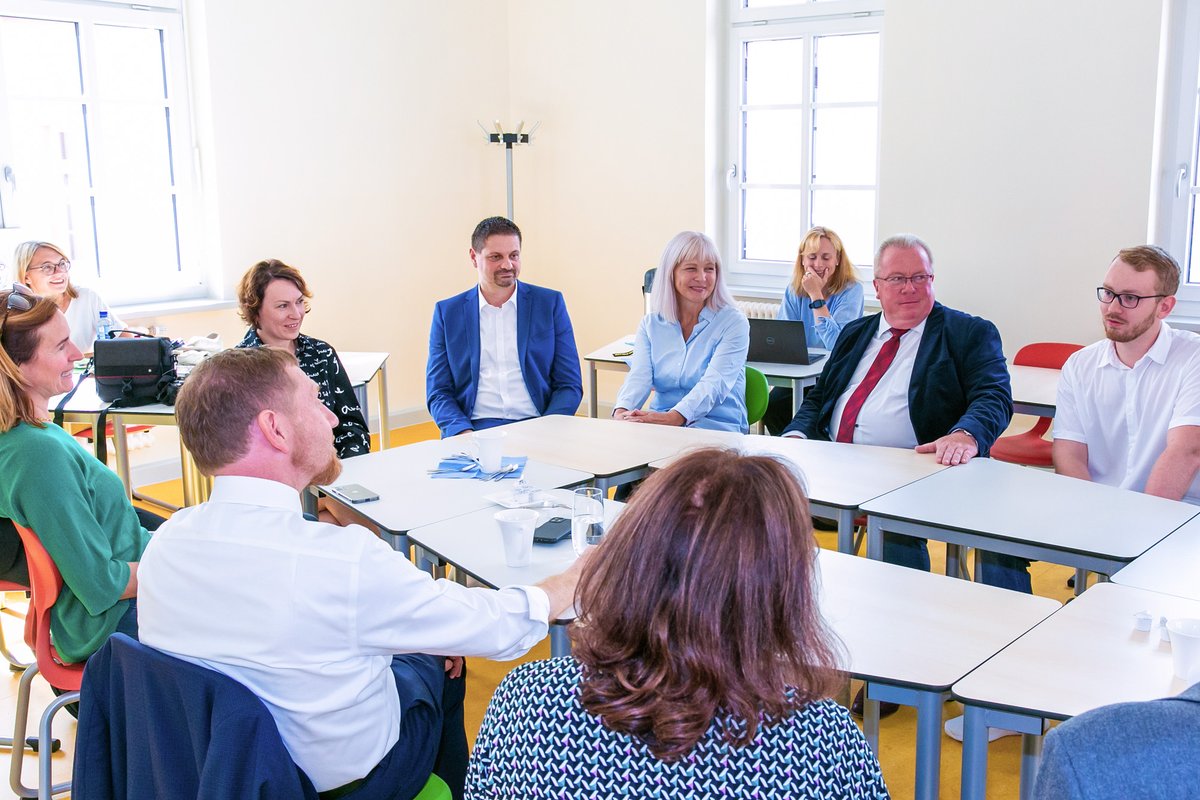 Am Samstag stattete <a href="/MPKretschmer/">Michael Kretschmer</a>  der neu bezogenen vhs-Geschäftsstelle Aue-Bad Schlema einen kurzen Besuch ab. Als Präsident des vhs-Verbandes hatte er im Rahmen des #TagderSachsen auch eine Stippvisite bei der #vhs eingeplant. 💙lichen Dank für Ihren Besuch! #tds2023