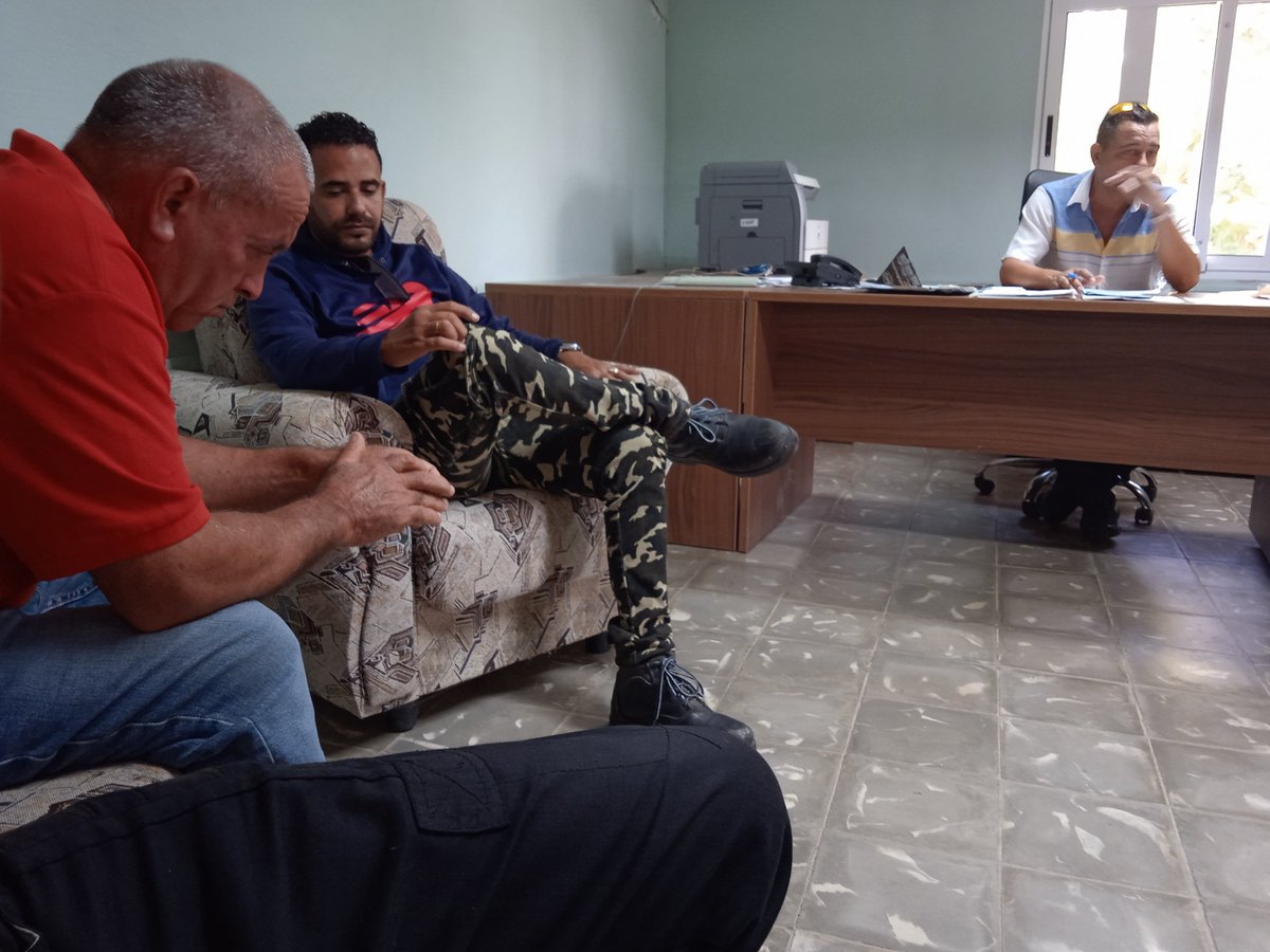 crta_de's tweet photo. Contacto con los trabajadores de la #PlantaCAV comenzando la semana. #JuntosPorUnaViaSegura, #LatirAvileño. https://t.co/kWHSEThWLd
