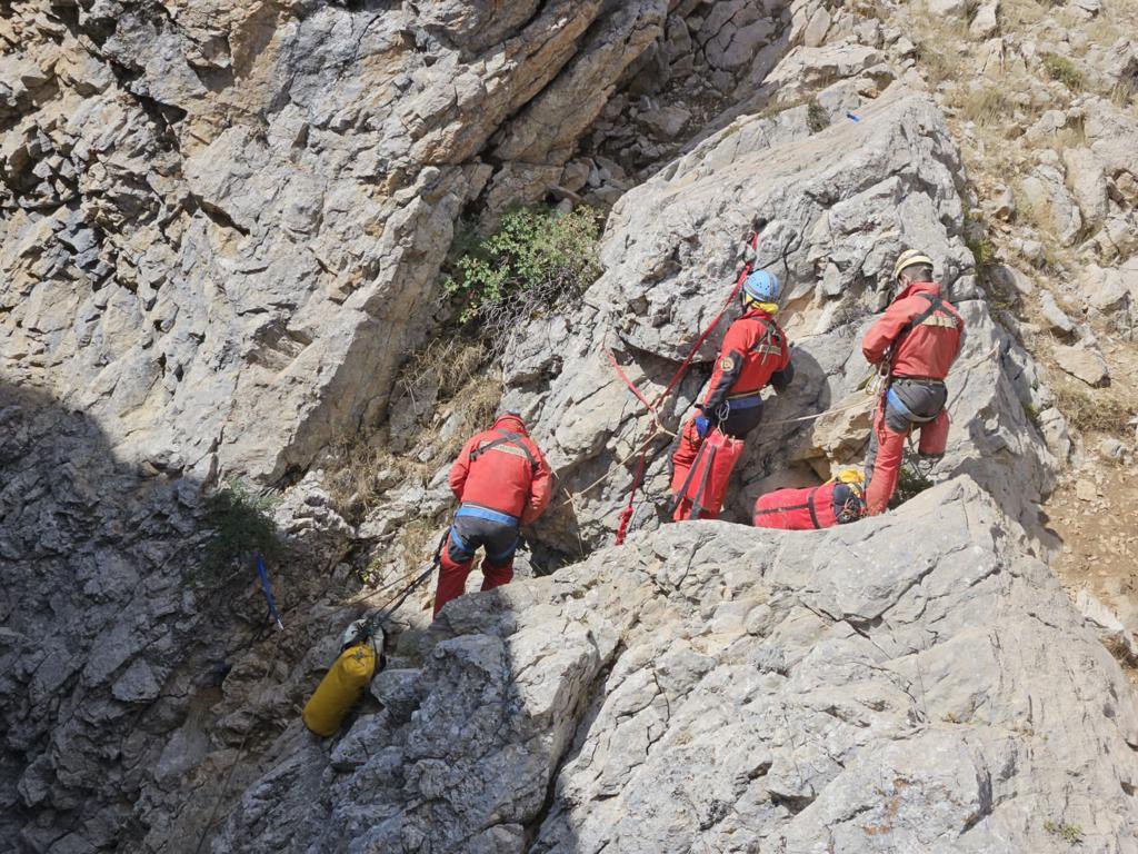 📍 Mersin • Anamur

3 Eylül tarihinde Taşeli platosu, Morca düdeni mağarasında keşif çalışması yapan yabancı uyruklu bir kişinin 1.276 metre derinlikteki mağarada rahatsızlandığı ihbarı alınmıştır.

#AFAD koordinasyonunda, ulusal ve uluslararası ekiplerle kurtarma faaliyeti