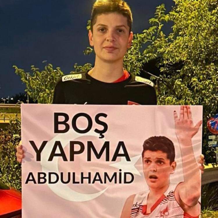 1999 yılında yanındaki genç ile evlenen, saray davetlerinin en hayırlısı olan Bülent ERSOY u alkışlayan , Ramazan ayında ilahi okuyunca ağlayan kitle ile Ebrar KARAKURT u linç eden aynı kitle...