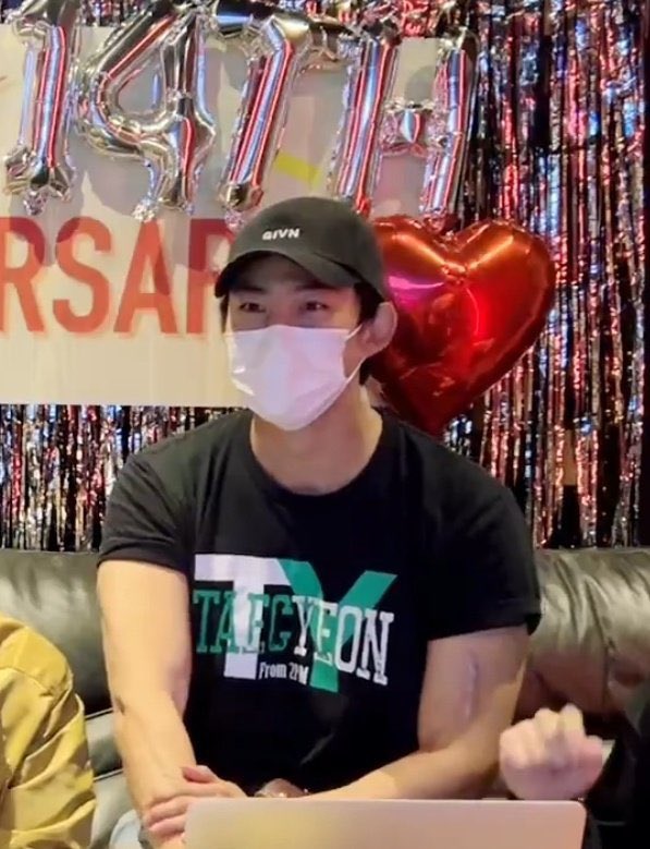 Sshana2's tweet photo. “hE LeFt 2pM”
taec wearing his one and only “TY Taecyeon from 2PM” shirt for every 2pm anniversary in the last 3 years : 
#2PM #2PM15thAnniversary #TAECYEON https://t.co/Ilgwbzx2a5