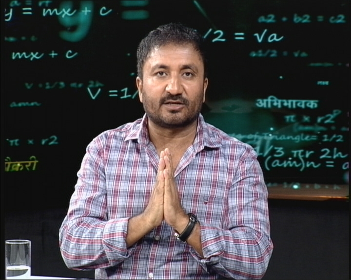 teacheranand's tweet photo. कुम्हार के हाथों का कमाल! एक ऐसी अद्भुत रचना जब मिट्टी आकार ले लेती है। अब मिट्टी से राम बना लो या रावण इसकी कमान तो उस कुम्हार के हाथों में है, जिसमें सृजन की विलक्षण प्रतिभा है। देश के भविष्य निर्माण में भी शिक्षकों की भूमिका एक कुशल कुम्हार से कम नहीं होती है | लेकिन पिछले कुछ दिनों में दो घटनाओं ने तो मुझे झकझोर दिया है | राजस्थान के बहरोड़ में 10वीं के छात्र सचिन और यूपी के बाराबंकी में 14 साल की छात्रा सानिया ने खुदकुशी कर ली | वजह एक ही थी कि शिक्षकों ने जाति को लेकर ताना मारा था | मजाक उड़ाया | भारी बेइज्जती की |
कहाँ आज हम चाँद और सूर्य पर जाने की बात कर रहें हैं  और आज वहीं हमारे देश में विद्यार्थियों की पहचान जाति के आधार पर करके उन्हें इस कदर प्रताड़ित किया जा रहा है कि वे आत्महत्या के लिए विवश हो जाते हैं |
मैंने कभी भी सुपर 30 कार्यक्रम के तहद किसी विद्यार्थी का मूल्यांकन जाति या धर्म के आधार पर नहीं किया | आज शिक्षक दिवस के पूर्व संध्या पर मैं सभी शिक्षकों से हाथ जोड़ कर यह अपील करना चाहता हूँ कि –
जाति न पूछो साधु की पूछ लीजिए ज्ञान।
मोल करो तलवार का , पड़ा रहन दो म्यान।
#TeachersDay #teachersday2023 #शिक्षकदिवस