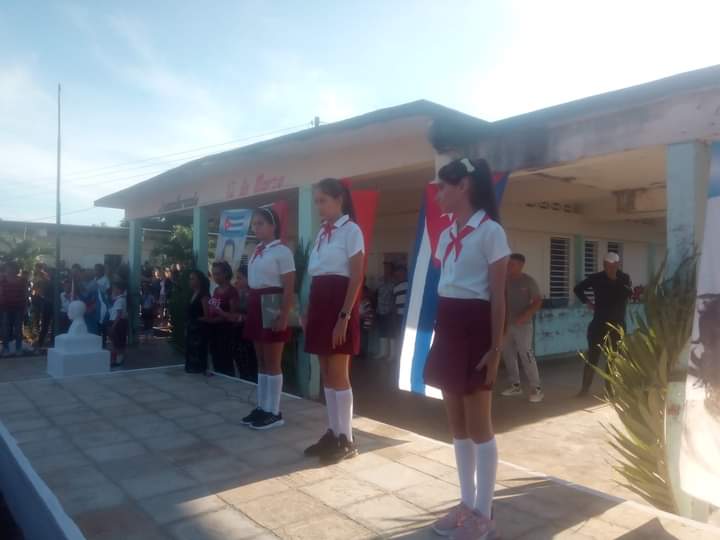 ValierBarbier's tweet photo. Participamos en el Acto por el inicio del curso escolar 2023-2024 en la escuela 13 de Marzo.#BaraguaPorMas
#MiMovilEsLaPatria
@DiazCanelB 
@IzquierdoAlons1 
@yuslayvis 
@RangelMoralesM4 
@ArturoCast46047 
@UgarteOro https://t.co/2cpjwt92t1