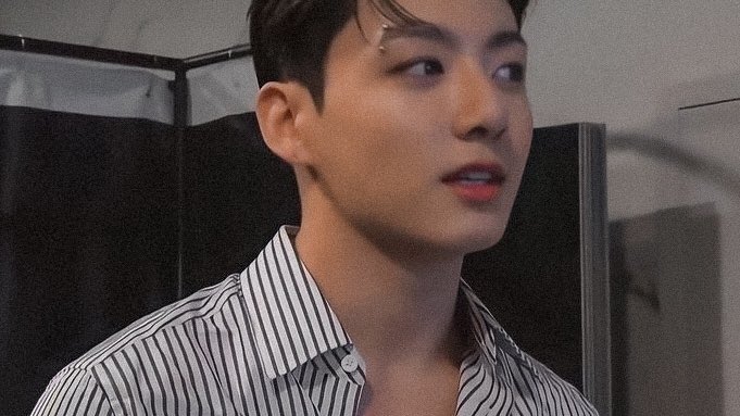 vksletter's tweet image. In the Embers.
🔞 #taekookau 

in the pursuit of love blaze (jk) believes that it’s just an elusive thing until a spoiled brat, kenzo (th), stepped into his world turning everything down into ashes.

“you’re both playing with fire, waiting on who gets to burn first”