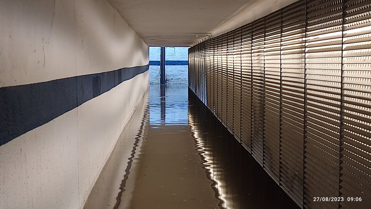 Algú hauria d'explicar perquè s'ha produït això sí el pas soterrat està equipat amb 2 bombes amb capacitat d'evacuació de 11Llitres X segon i que al seu dia ens va costar 4.600€ la seva instal·lació dins, hem de recordar-lo, d'una obra de 580.000€ i encara no està enllestida