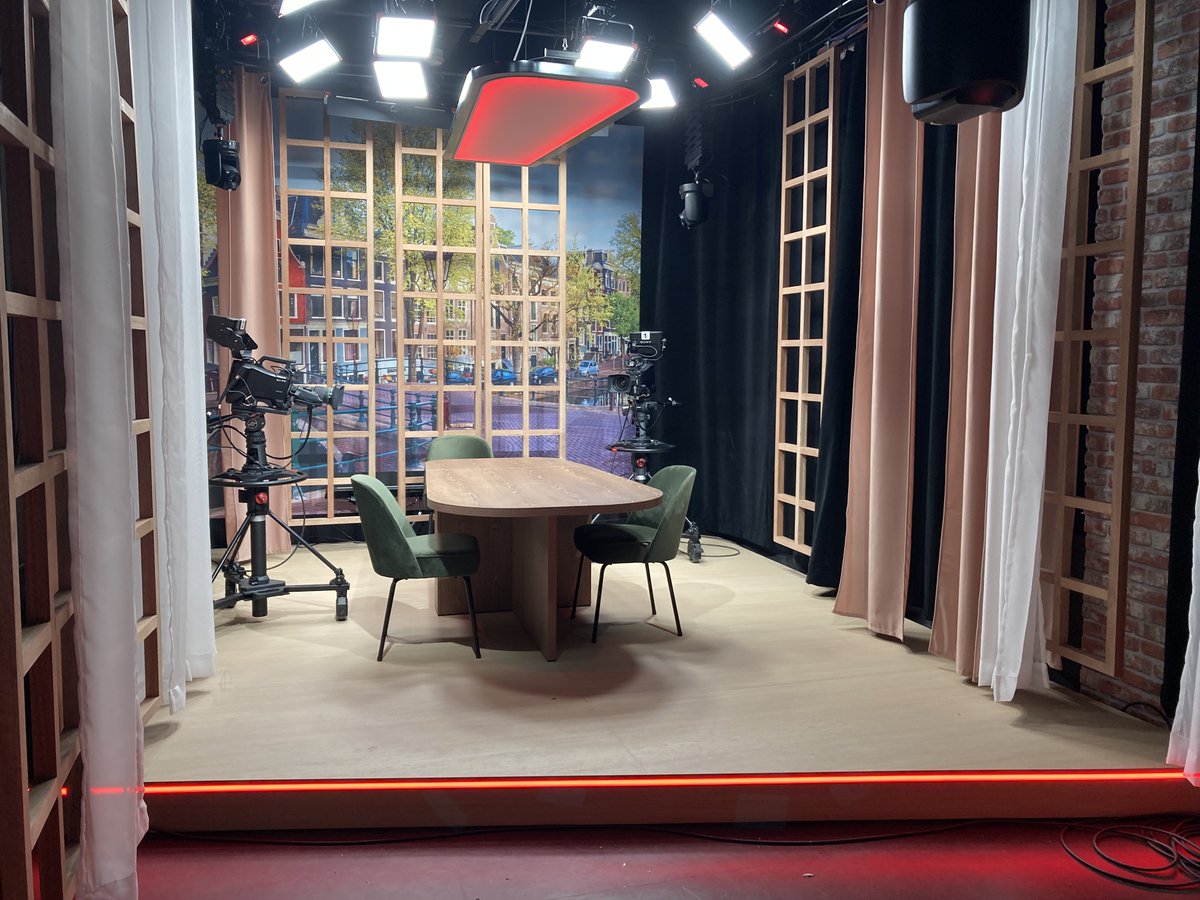De #HvA opent donderdag 7 september  twee compleet nieuwe tv-studio’s en een vernieuwde audioruimte. Studenten en medewerkers kunnen hier podcasts opnemen, talkshows en nieuwsprogramma’s maken, en met de nieuwste technologie audio en beeld combineren! 👉hva.nl/content/nieuws…