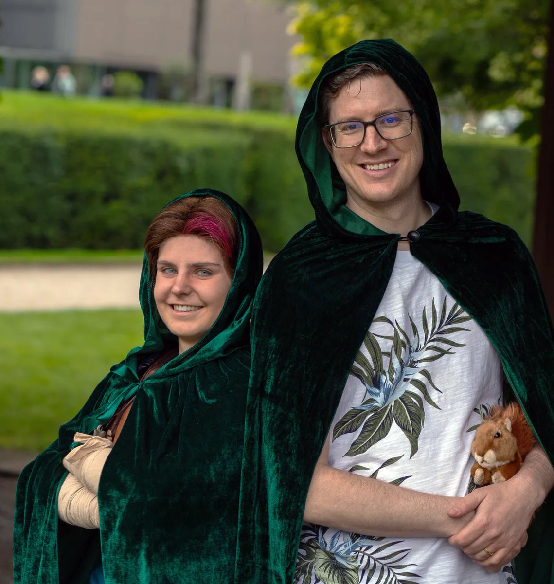 DiceActors's tweet photo. Die #cosplaycorner geht weiter!
Diese Woche steht uns Lennox Rede und Antwort zu seinem Peren Cosplay.
Lest mehr unter https://t.co/x54waJ2WsF
Bild: @maischwarztim und Lennox
Fotograf: Instagram „Sonzaiphoto“
#diceactors #cosplay #synchronsprecher #dungeonsanddragons #dndde https://t.co/chguMBxeZN