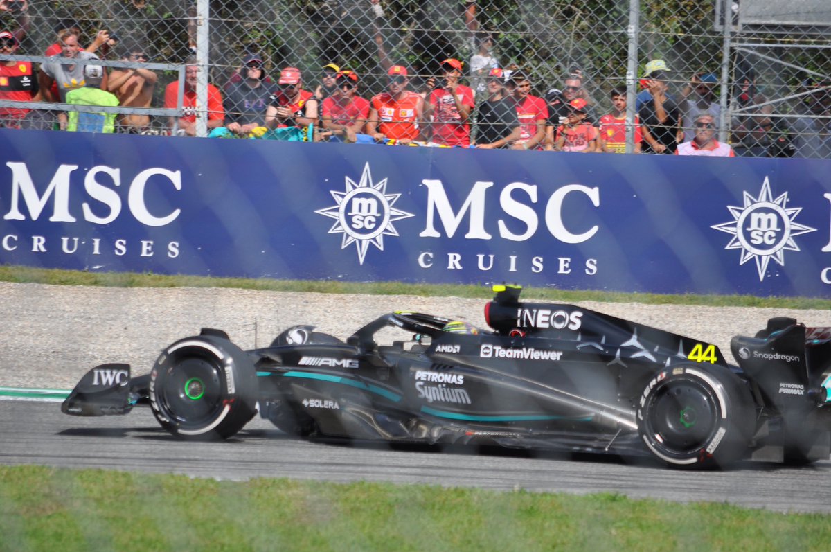 Simo_Castellano's tweet photo. Lewis #Hamilton yesterday in #Monza. #ItalianGP 💜💛 @MercedesAMGF1 @LewisHamilton https://t.co/dhfrfbZYhG