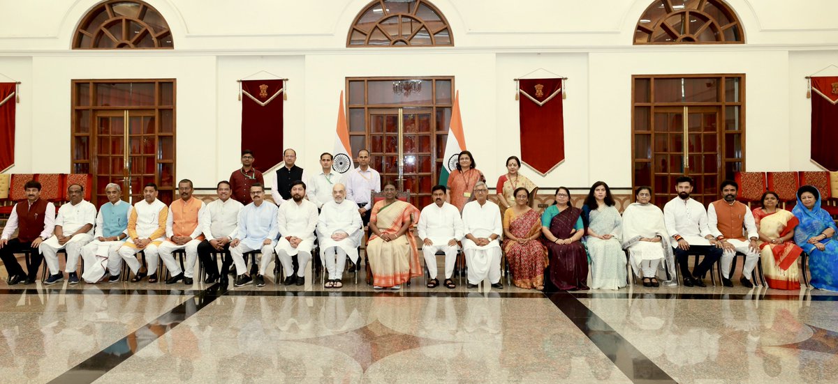 AmitShah's tweet photo. आज माननीय राष्ट्रपति श्रीमती द्रौपदी मुर्मु जी से संसदीय राजभाषा समिति के सदस्यों के साथ भेंट की और उन्हें राजभाषा समिति के प्रतिवेदन का 12वाँ खंड सौंपा।

साथ ही, राजभाषा को और अधिक लोकोपयोगी बनाने के विषय पर चर्चा की। @rashtrapatibhvn https://t.co/Unxw1mAOkk