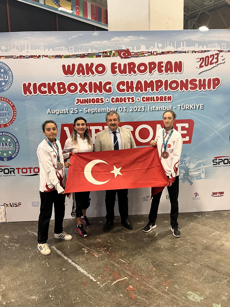 ybio2000's tweet photo. Bizleri hep destekleyen Başkanımız Niyazi Akdaş’a ve Gençlerbirliği Yönetimine teşekkürler.Milli Takıma giren Sporcularımız Avrupadada aslanlar gibi mücadele ettiler.38 ülke 2015 Sporcu katıldı.Safiye Yayılkan 56 Kg Avrupa 2. Si 🥈Gümüş Madalya Yağmur Özçelik 48 kg Avrupa 3. Sü🥉 https://t.co/6HHpWQcauJ