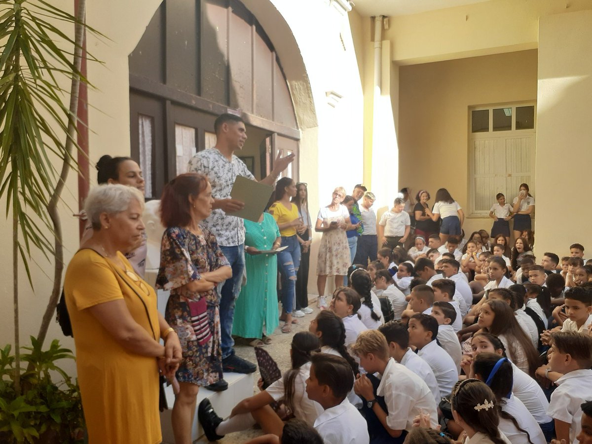SB_JoseMarti_SC's tweet photo. A primera hora de la mañana se le da la bienvenida a nuestros estudiantes para el comienzo del nuevo curso escolar 2023-2024. 
@dmesantaclaravc @dpevillaclara @CubaMined @FarinaEstevez @MenendezRiveros @DiazCanelB https://t.co/CtdnNUN9TC