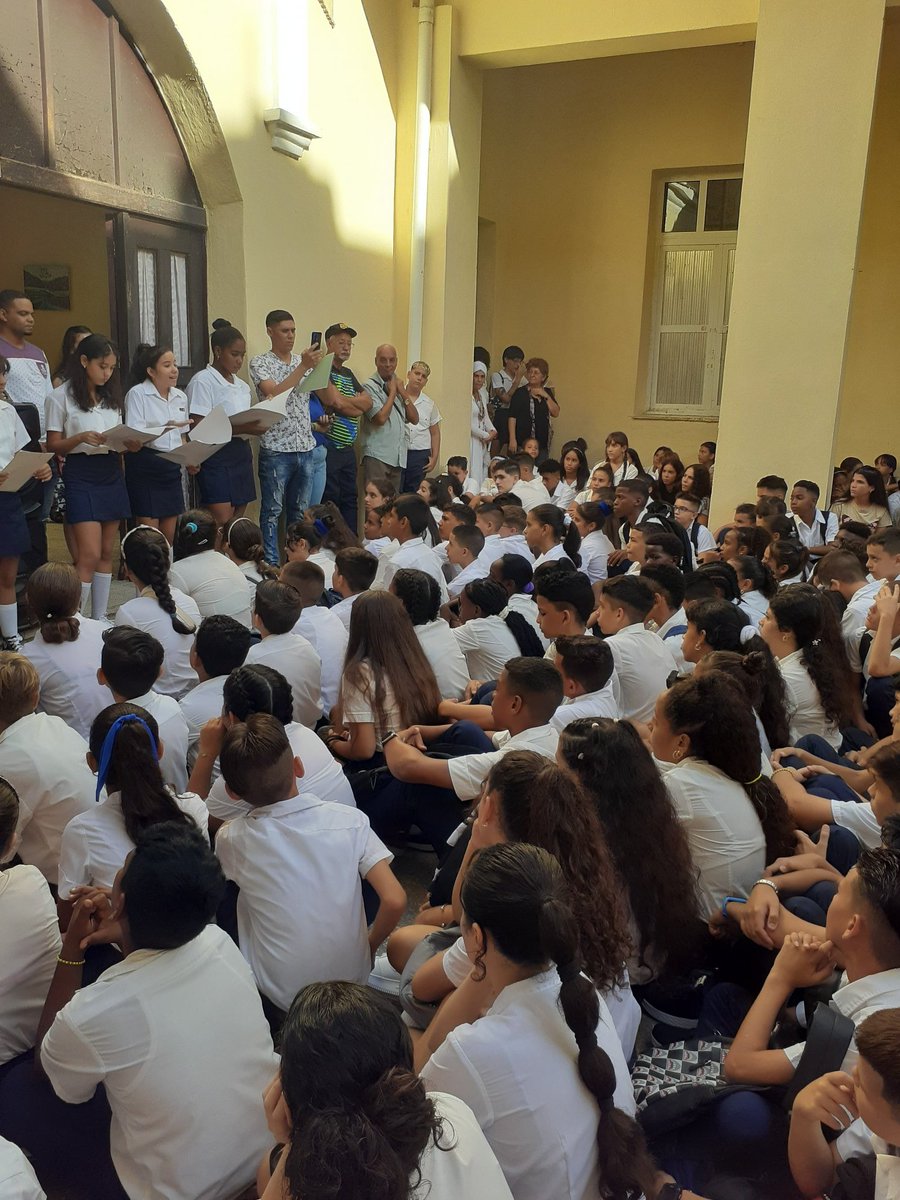 SB_JoseMarti_SC's tweet photo. A primera hora de la mañana se le da la bienvenida a nuestros estudiantes para el comienzo del nuevo curso escolar 2023-2024. 
@dmesantaclaravc @dpevillaclara @CubaMined @FarinaEstevez @MenendezRiveros @DiazCanelB https://t.co/CtdnNUN9TC