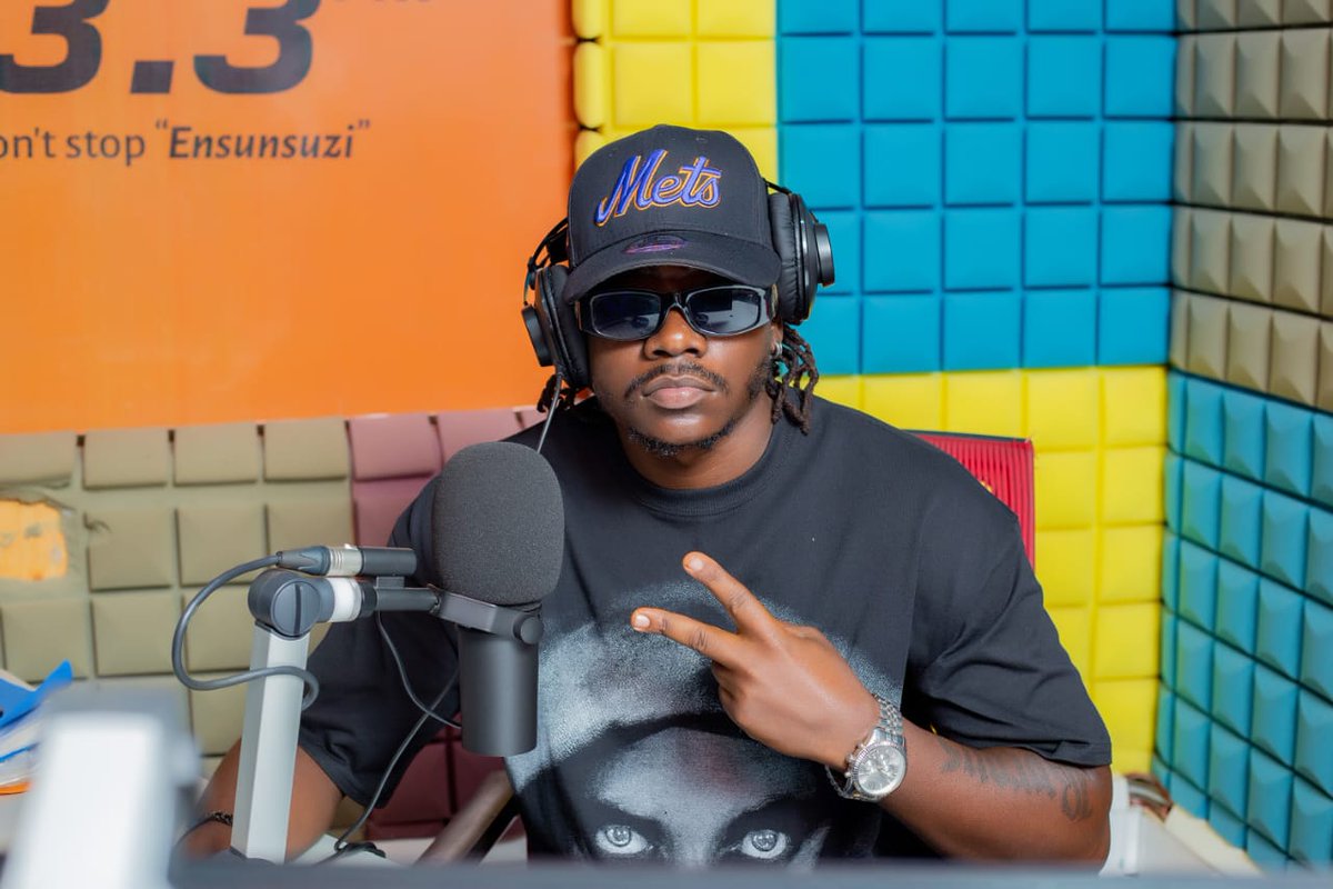 2Meijor's tweet photo. Tune in to 103.3 #Radio4Ensunsuzi
4-7pm @Radio4UG ugandan music 
#ByronsMeijor @Kungu @NdawusiP @AbbyMukiibiStar https://t.co/Yu6YZyaaPo