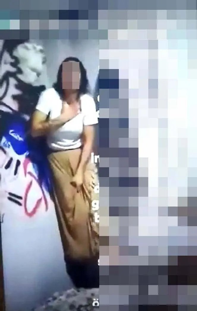 solcugazete's tweet photo. Bursa'da 16 yaşındaki kız arkadaşı N.G.'yi kaçırıp, 2,5 ay boyunca işkence edip, cinsel istismarda bulunan Hamza Han (22), tutuklandı. 

Han'ın silahla tehdit edip, o anlarını sosyal medyadan paylaştığı N.G., işkence günlerini anlattı:

"Annem cezaevine girdi, beni çeşitli tarihlerde evinde alıkoydu. Bazı günler kaçarak kurtuldum. Her seferinde beni darbetti. Beni banyoya soktu, 1,5 saat hortumla dövdü. Her yerim mosmor, yürüyemiyorum. Tekerlekli sandalye ile geziyorum. Ondan şikayetçiyim, ceza almasını istiyorum. 

O benim, çocukluk hayallerimi mahvetti. Okula gidiyordum, hayatımı altüst etti. Bana zorla cinsel istismarda bulundu. Kabul etmediğim zaman beni dövüyordu, şiddet uyguluyordu. Gelip, ailemi dövdü, annemin kolunu kesti. Kardeşlerimin rüyasına giriyordu, korkudan yatamıyorlardı. Kafama silahın dipçiğiyle vurdu, elimi sıcak suyla yaktı, beni demirlerle dövdü."