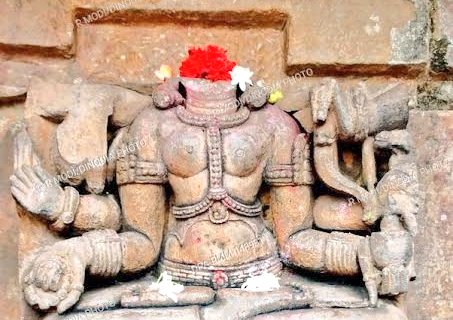 IndiaArtHistory's tweet image. Translation of a sanskrit shloka says:
&quot;I&apos;m not present in temples, nor in yajnas. I reside in the &apos;bhava&apos; of a devotee&apos;s heart.&quot;

A God &apos;dies&apos; when the &apos;bhava&apos; dies. 
Many tried to #eradicate this &apos;Bhava&apos; by killing devotees, destroying temples &amp;amp; idols.
#SanatanDharma survived.