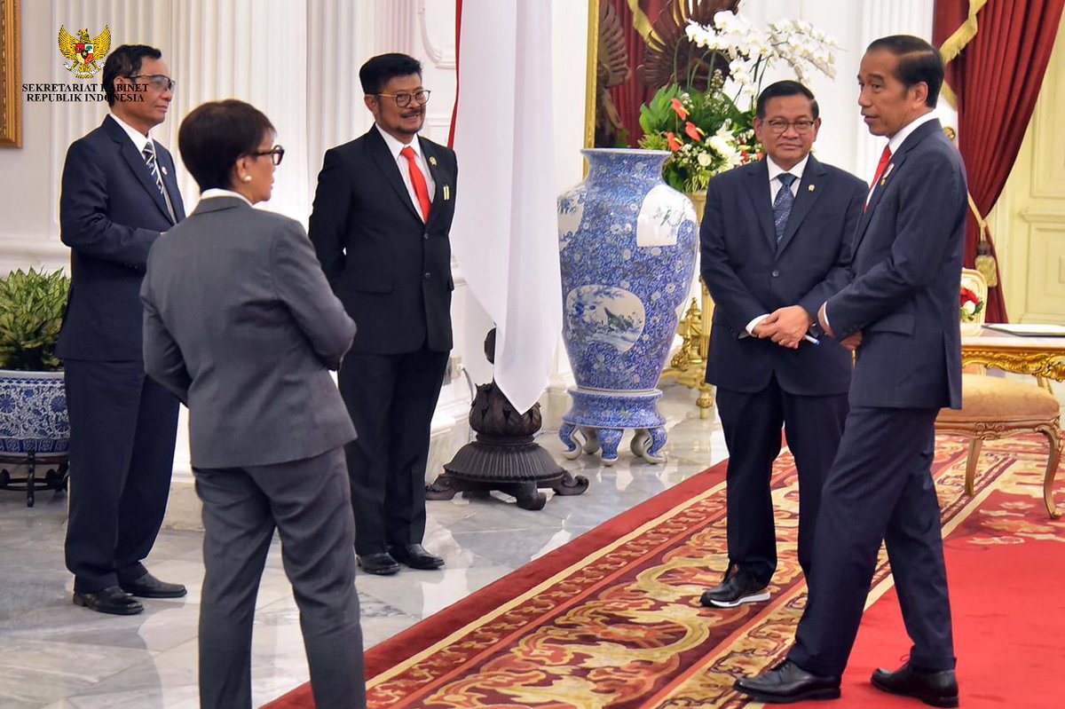 Presiden @jokowi menyambut kedatangan PM Vietnam Pham Minh Chinh di Ruang Credential, Istana Merdeka, Jakarta, dilanjutkan dengan pertemuan bilateral, Senin (04/09/2023). Seskab @pramonoanung turut mendampingi Presiden. Foto: Humas Setkab #ASEAN2023 #ASEANIndonesia2023