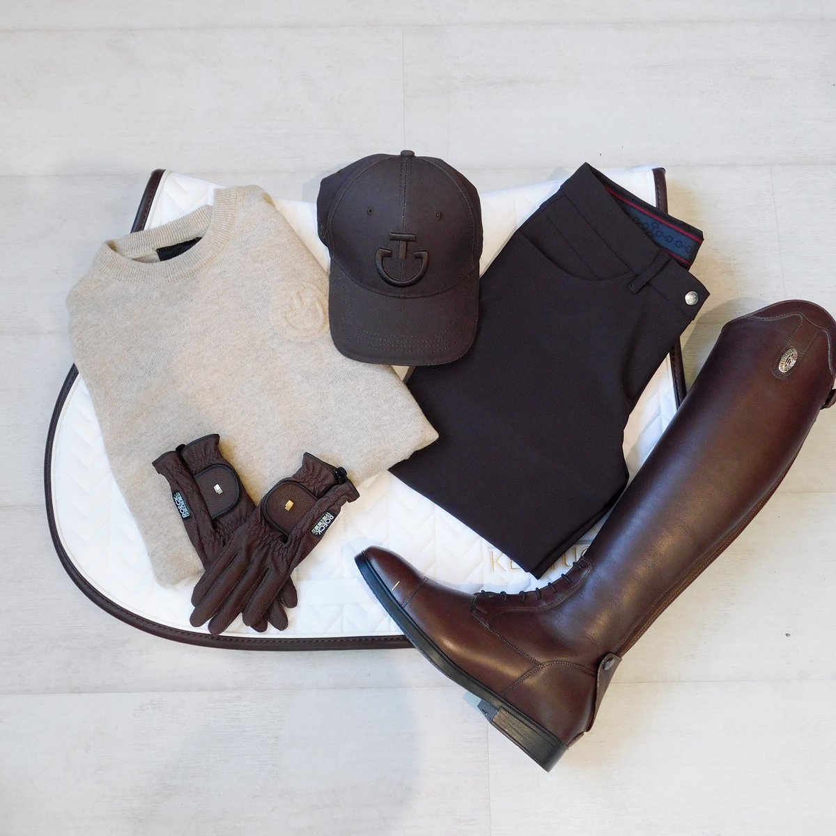 Riding into Autumn with stunning neutral tones 🤎🍂 

The NEW Autumn/Winter collection from Cavalleria Toscana has arrived! 

The beige and brown tones are perfect for a classic &amp; elegant riding style.

#Equestrian #Equiport #CavalleriaToscana #AW23 #AutumnStyle #EquestrianAddict