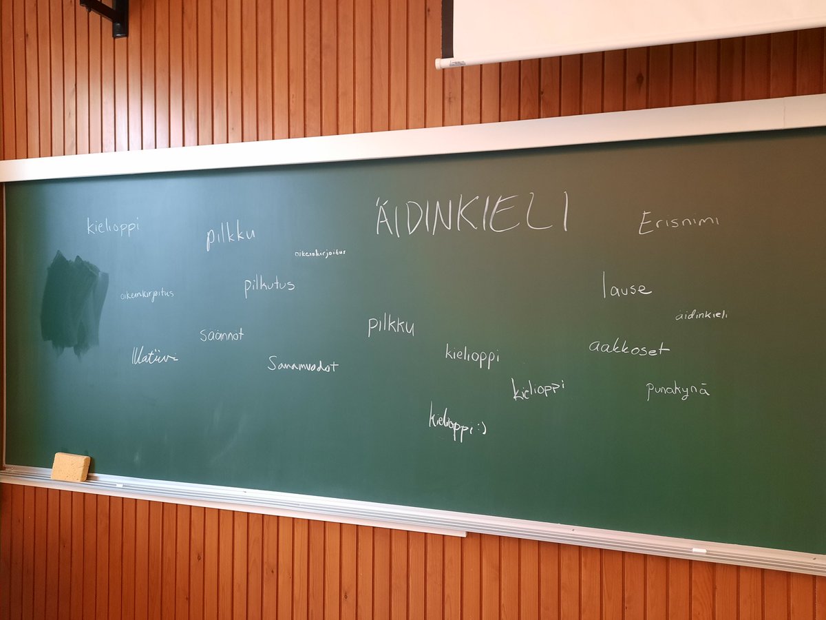 hemihama's tweet photo. Kurssi #journalistinenkielenhuolto alkoi jälleen perinteisin menoin. Journalistiikan fuksit kirjoittivat taululle, mitä heille tulee ensiksi mieleen sanasta #kielenhuolto.

Liitutaululle on aina käyttöä (varsinkin silloin, kun yliopiston tietokoneet ja Moodle eivät toimi)! https://t.co/3864rMzWgo