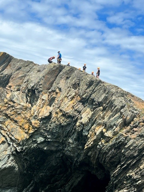 ratcliffeccf's tweet photo. Dangling Like a fish on a line!!! https://t.co/1ObdcFwWI4