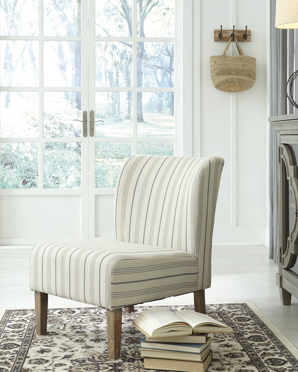 ashleyhomepr's tweet photo. La Silla de Acento Triptis (Mod. A079797) es el toque elegante que necesitas para completar la decoración de tu Hogar.
.
🧡 Visita una de nuestras Tiendas para adquirir este look. https://t.co/AApMfRK1sk
