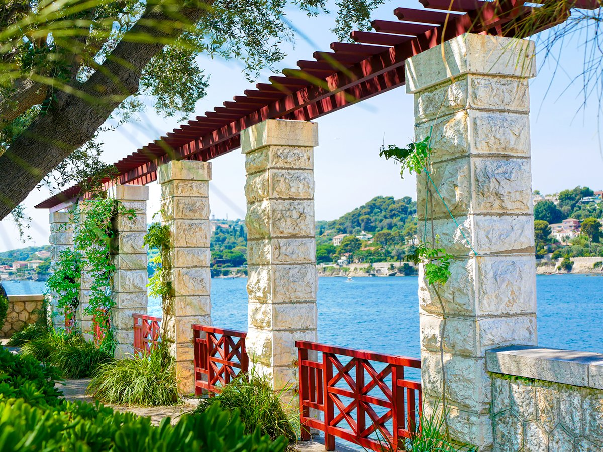 🌴 Promenade aux abords de la Villa Kérylos de #BeaulieuSurMer ! 🌊