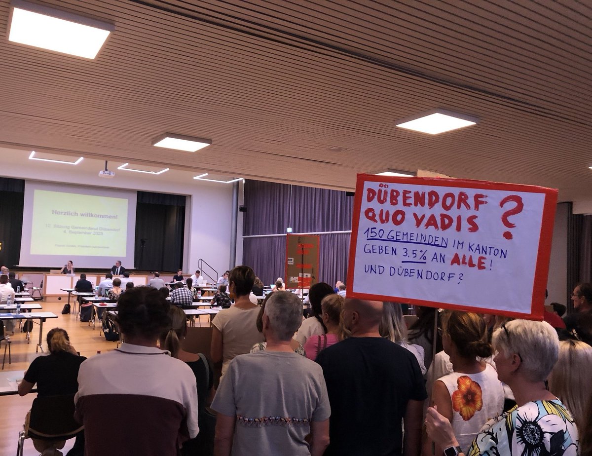 VPOD_Schweiz's tweet photo. Dübendorf, quo vadis?
Das Personal protestiert an der heutigen Gemeinderatssitzung.
Für ein gerechtes, transparentes #Lohnsystem und für einen #Teuerungsausgleich von 3.5%.
#PreiseraufLöhnerauf
@VPODZH
https://t.co/b5JQK5vRQ0 https://t.co/VGzD3aSTuU