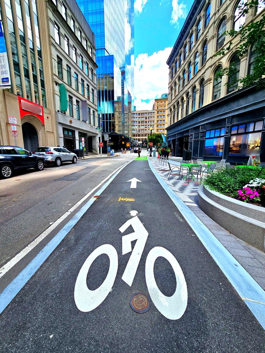 OnlyInBOS's tweet photo. The City of Boston has been installing high-comfort, dedicated bike lanes around Downtown Boston as part of an initiative to offer more reliable transportation to travel around Boston and easier access to fresh air and open spaces. https://t.co/ZuBix7ETwO