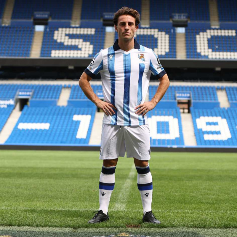 RealSociedad's tweet photo. 💥 SORTEO 💥

¡Sorteamos la camiseta de @AlvaroOdriozola entre todos los que hagáis RT a este tuit!

#OdriozolaTxuriUrdin | #AurreraReala