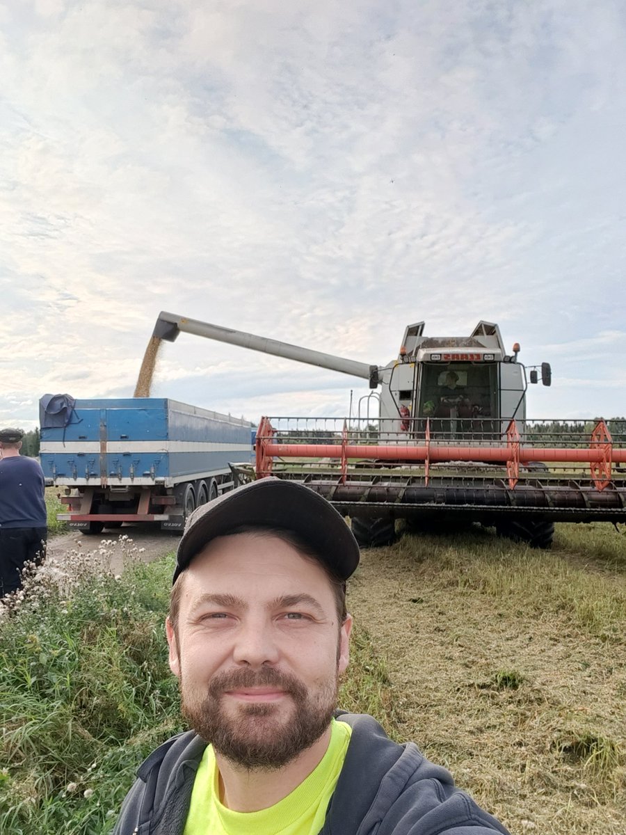 Hyvää suomalaisen ruoan päivää! Sadonkorjuu korkattu tälle vuotta herneellä. Nyt toiveissa aurinkoisia päiviä ja tuulisia öitä. #suomalaisenruoanpäivä #luomumattinen