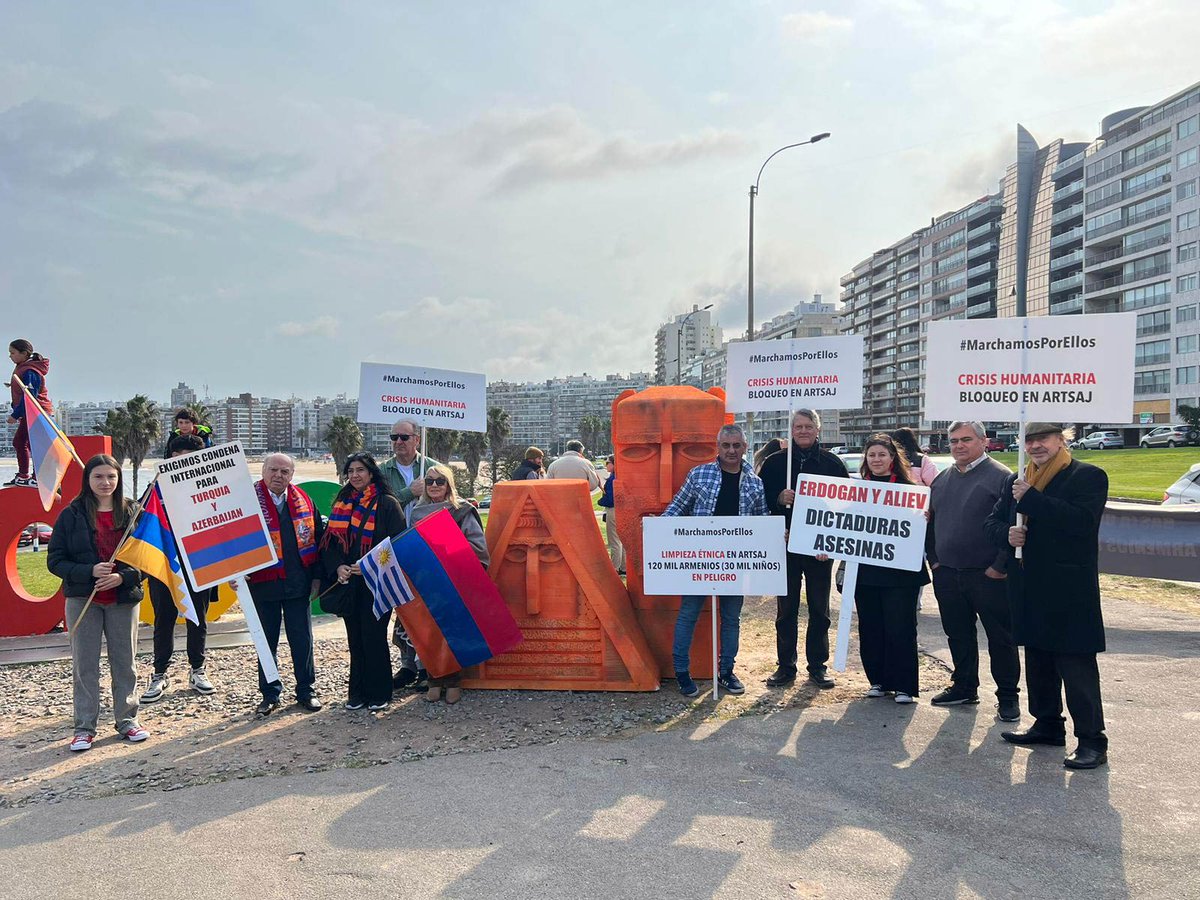 causaarmeniauy's tweet photo. ✊🏼 El 2 de setiembre, se llevó a cabo en Ereván, #Armenia, una manifestación bajo la consigna #SOSArtsaj para detener el nuevo genocidio armenio que #Azerbaiyán lleva a cabo en #Artsaj. https://t.co/9KcTT4Pwh6