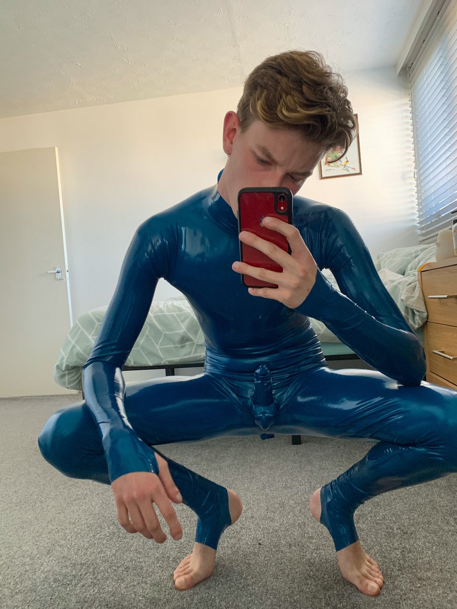 New favourite suit unlocked🥵

#rubber #latex #gayrubber #gaylatex #rubberboy #latexboy #rubberman #gay