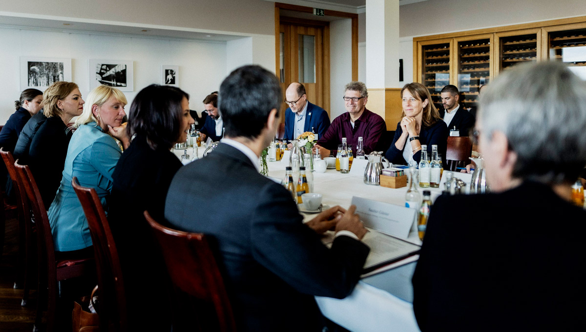 "Verhindert geschlossene Lager für schutzsuchende #Familien mit Kindern!" Diese und andere Forderungen haben wir mit dem @FMenschenrechte letzte Woche Außenministerin @abaerbock und der Menschenrechtsbeauftragten @amtsbergluise vorgetragen. Denn #Lagerhaft ist nichts für #Kinder!