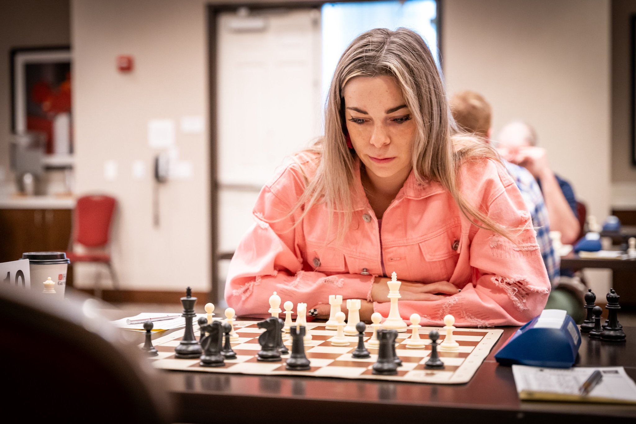 Video of Dina Belenkaya cheating OTB in a chess hustle at the park