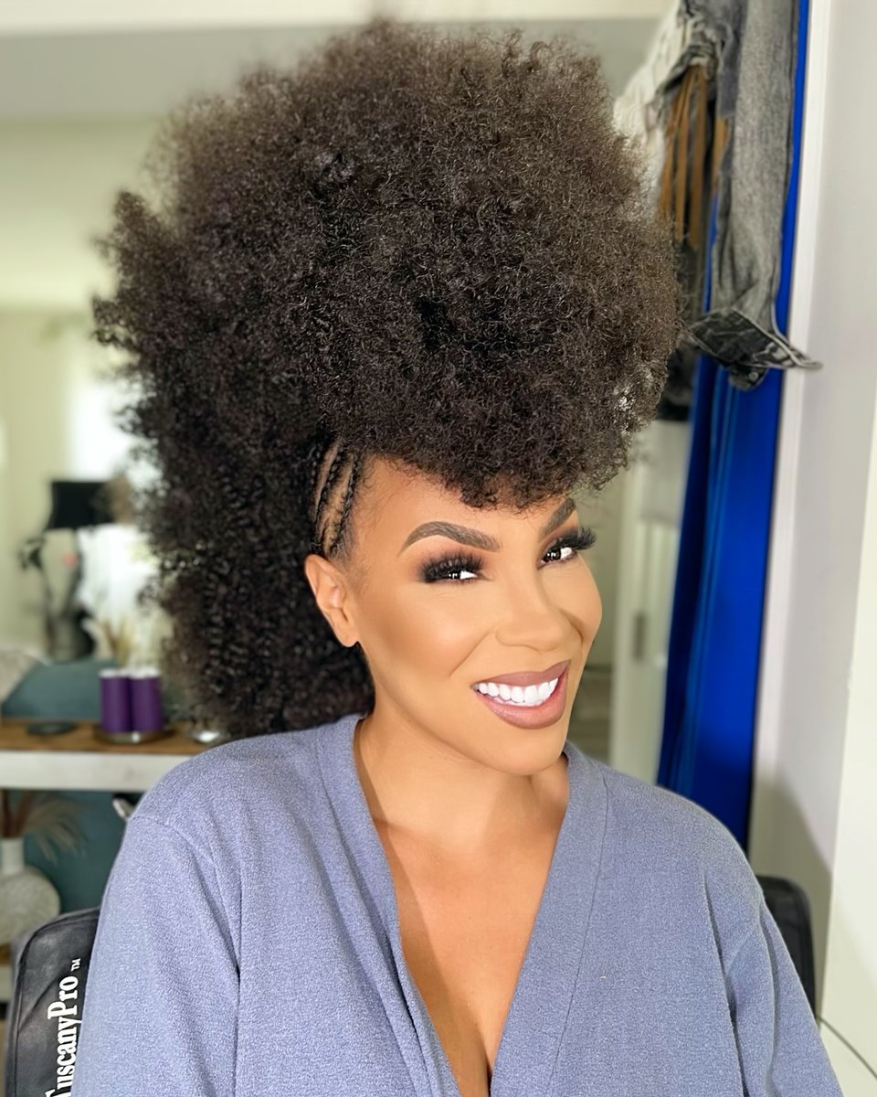 ashlieamber's tweet photo. There's just something magical about the artistry of professional makeup ✨💄
.
.
Makup @adrianamejiamakeup
#MagicalTransformations #flawless #stunning #sheglows https://t.co/YJnwdHHo5r