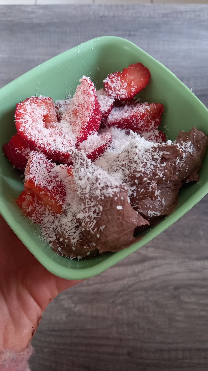 PaulaSottano's tweet photo. Lo deje un rato en el freezer mientras entrenaba #fuerza. Lo congelado tiene un plus especial para mí.

Aquí  van mis proteínas postentreno

#ketorecipes
#lowcarbrecipes https://t.co/1yo8KU5d8E