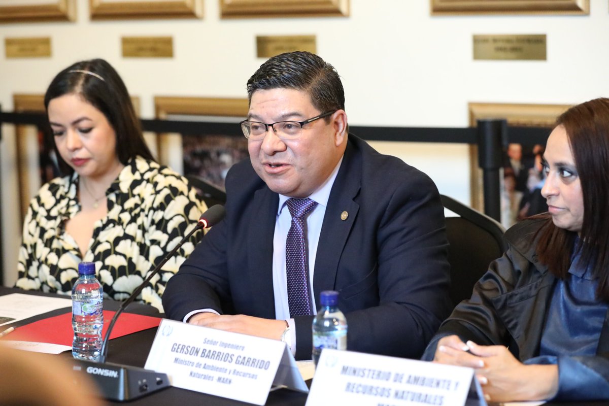 CongresoGuate's tweet photo. El diputado Estuardo Rodríguez-Azpuru se reúne con funcionarios de los ministerios de Economía, Trabajo y Previsión Social, Gobernación, Ambiente y Recursos Naturales, y de las secretarías de Planificación y Programación de la Presidencia, y de Ciencia y Tecnología. https://t.co/d7GS5120XB