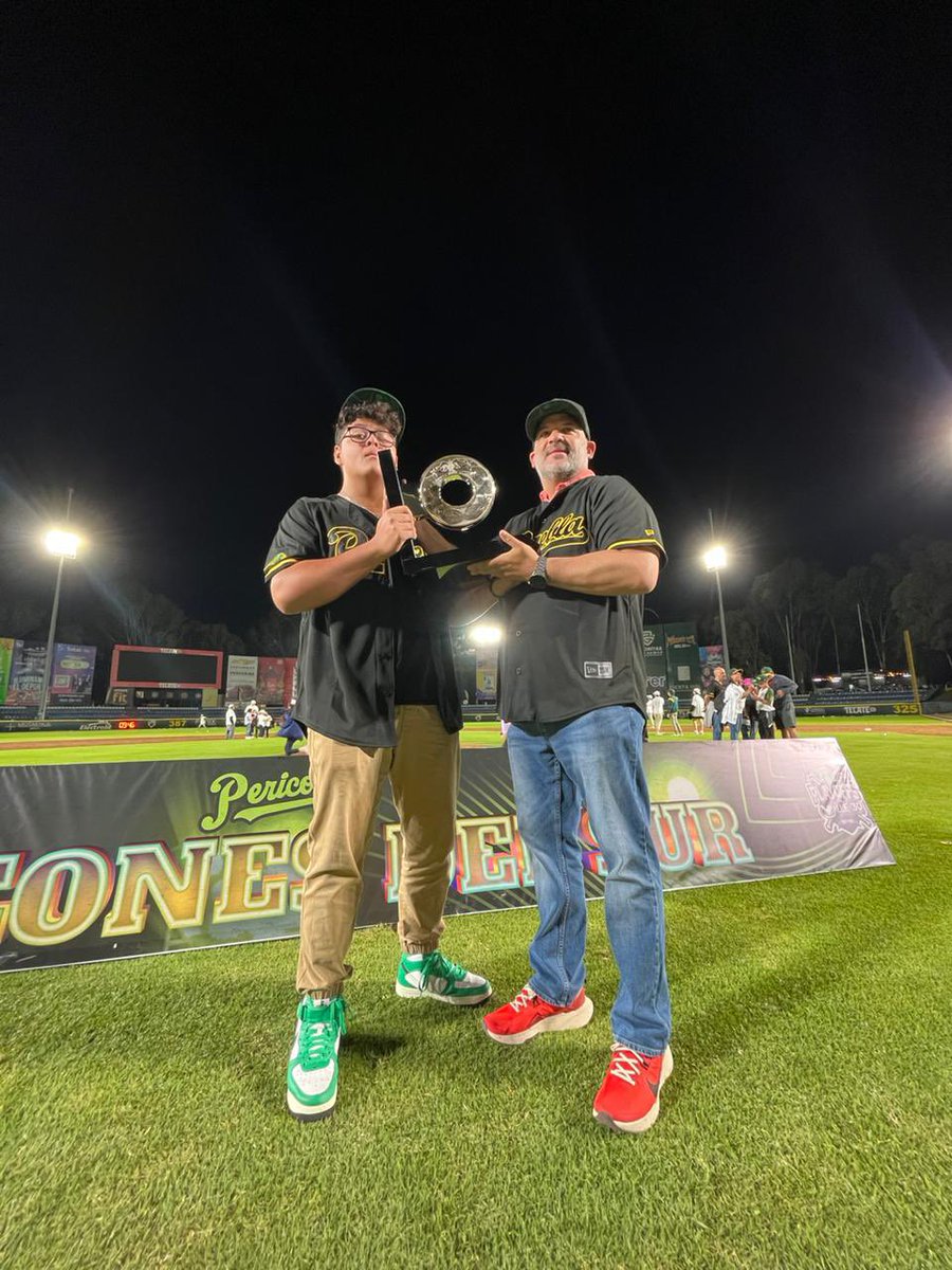 El día de ayer en familia estuvimos apoyando a los <a href="/Pericos_Oficial/">Pericos de Puebla</a> para mi es un privilegio poder compartir estos momentos con mi hijo. 
¡Pericos campeones de la zona sur! 
#JuntosPorEl6 🦜⚾️