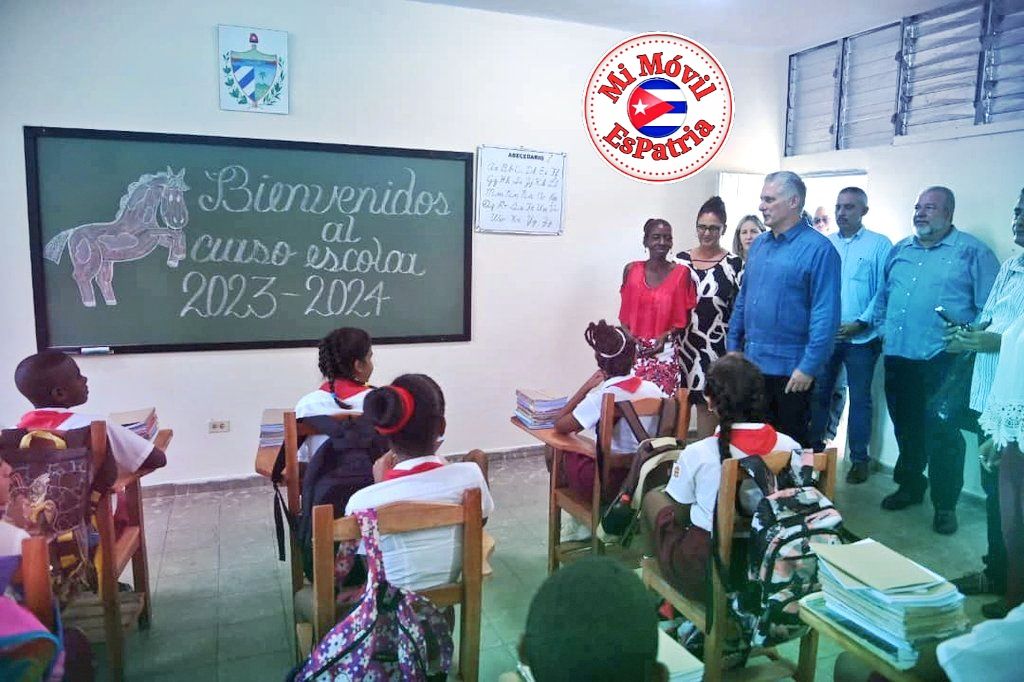 Colina_CTCuba's tweet photo. ¡Vamos todos a cantar, porque tenemos el corazón feliz! ❤🇨🇺
#NuevoCursoEscolar 
#JuntosPorVillaClara 
#MiMóvilEsPatria https://t.co/crjFluO96t