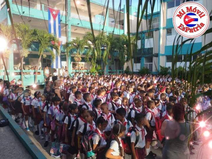 ¡Vamos todos a cantar, porque tenemos el corazón feliz! ❤🇨🇺
#NuevoCursoEscolar 
#JuntosPorVillaClara 
#MiMóvilEsPatria