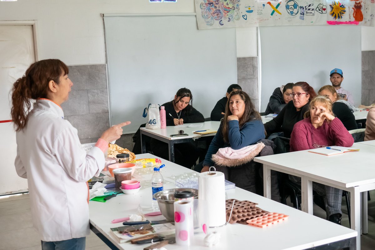 Damiaan_Sala's tweet photo. ✨¡Brindamos más de 40 cursos en nuestro Núcleo de Inclusión y Desarrollo de Oportunidades!🤩

Comenzamos el “Taller de Bombonería y Chocolatería” 🍫 para los vecinos de📍Villa Jardín, una capacitación de cuatro clases, de la mano de la chef internacional Miriam Costa💪 https://t.co/r78yS5zJ9f