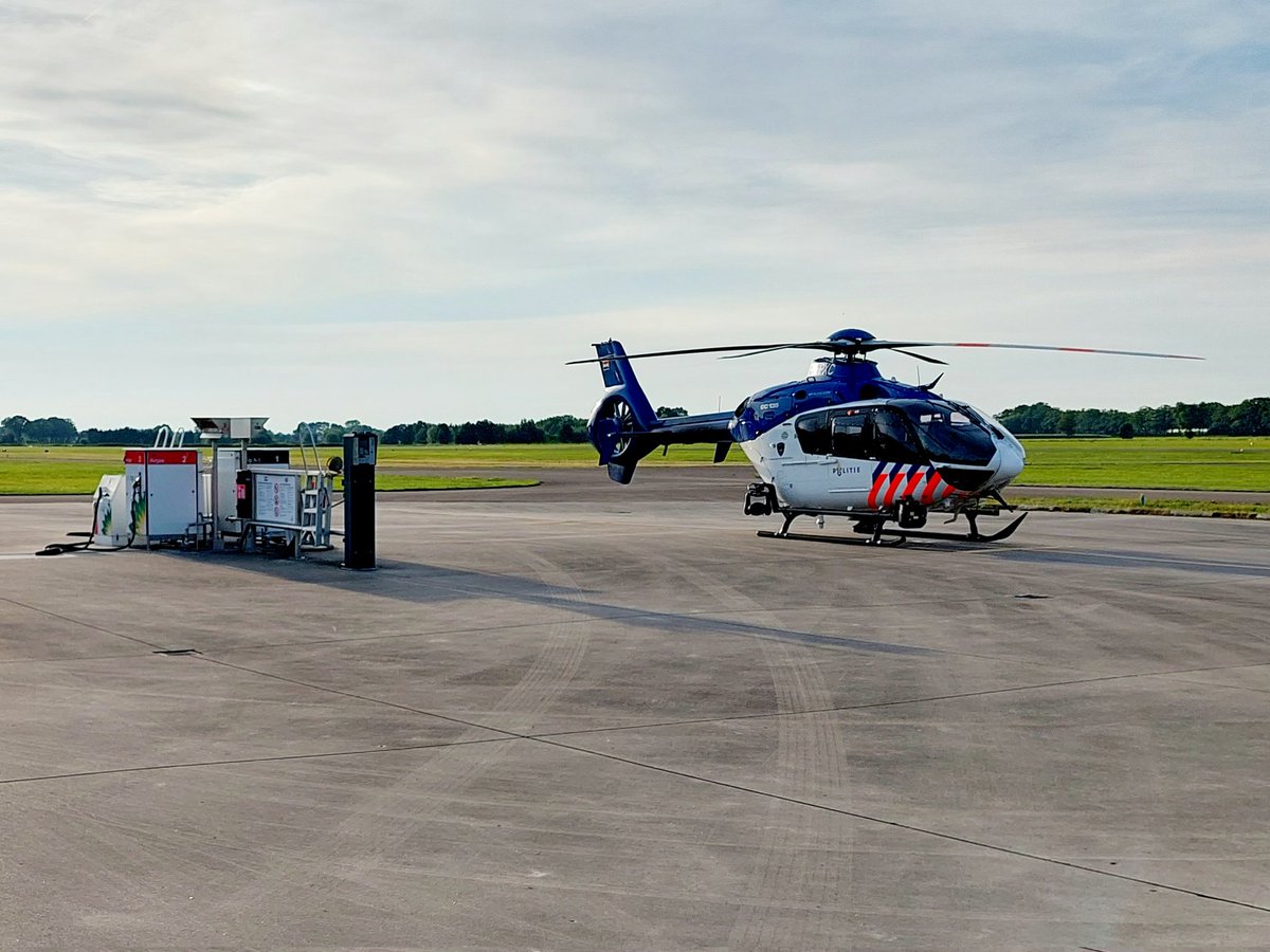 joshua_josprijs's tweet photo. Vanavond was de #police03 PH-PXC op #AirportTeuge .
Pauze houden met een hapje eten bij The Hangar.
@politiehelikopter #politie #luchthavenpolitie https://t.co/iFMMVYaoX3