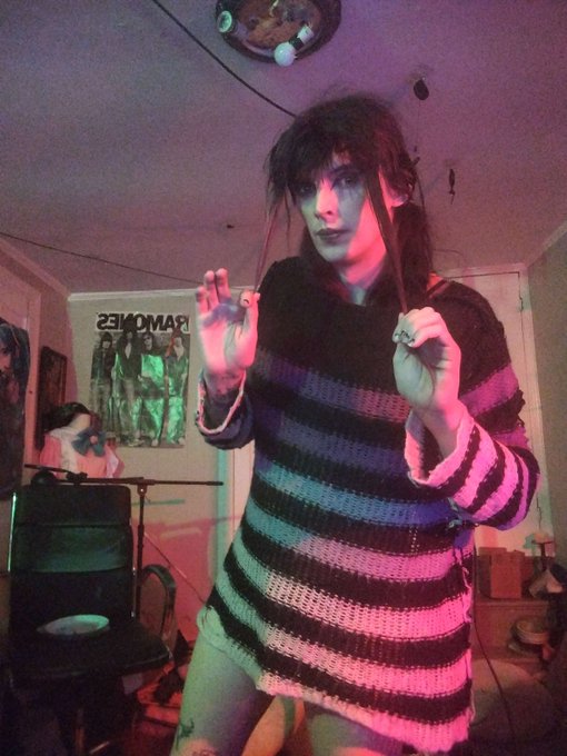 Last night I got cross faded and wanted to get cozy after my set and switched into a simple sweater and<a href="/tag/vrchat"class="tags"><span>#vrchat</span></a>