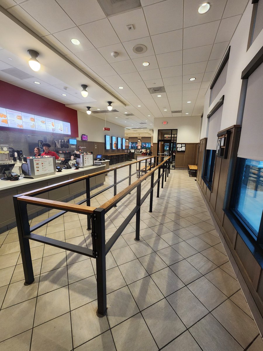 Raptor2023's tweet image. I love it when eveyone is lazy af and would rather sit in a 25 car long drive thru land rather than go inside. Thank you for giving me the vip treatment.

#firstinline
#lastinfirstout