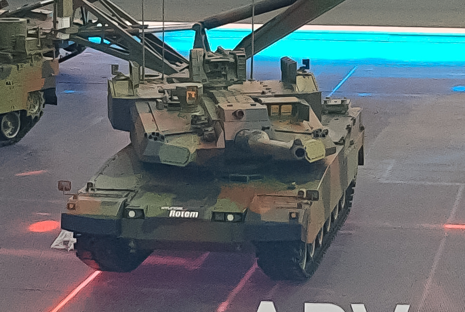 RyszardJonski's tweet image. A tiny model of the K2 tank at #MSPO2023. 
It is not similar to any previous ones K2, so perhaps it will be may be the future K2PL.
RCWS and Trophy HV APS visible on the ceiling of the turret. 
Why not KAPS or the lighter Trophy VPS like in K2NO, I don&apos;t know. 
Photo source:…