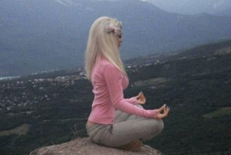 manifesting a lot of money because money does give happiness