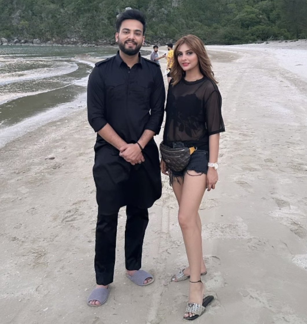 #ElvishYadav ke sath yeh ladki kon hai? 
#JiyaShankar ki shakal se kafi milti hai 🤔