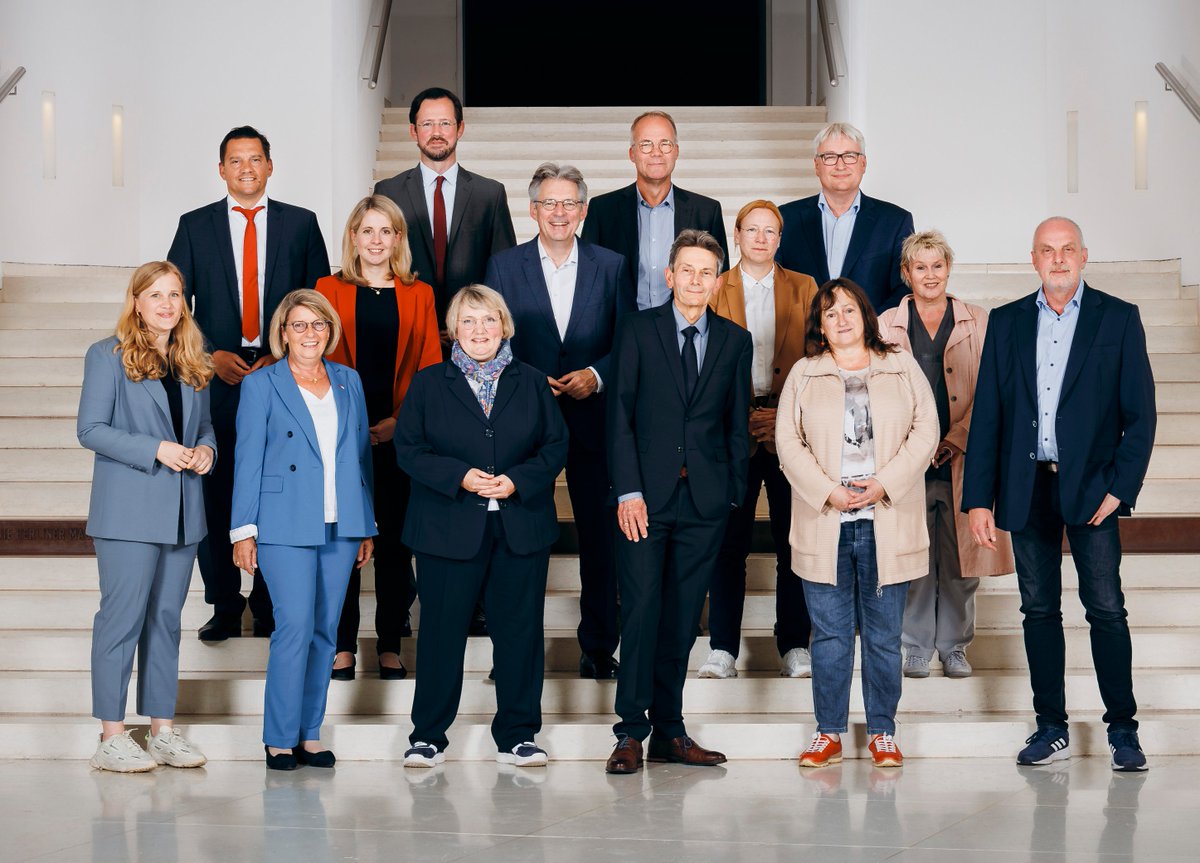 Demokratie at it's best. Unsere Bundestagsfraktion hat gewählt und da ist er: Unser geschäftsführender Fraktionsvorstand.
👉 spdfraktion.de/themen/rolf-mu… 👏